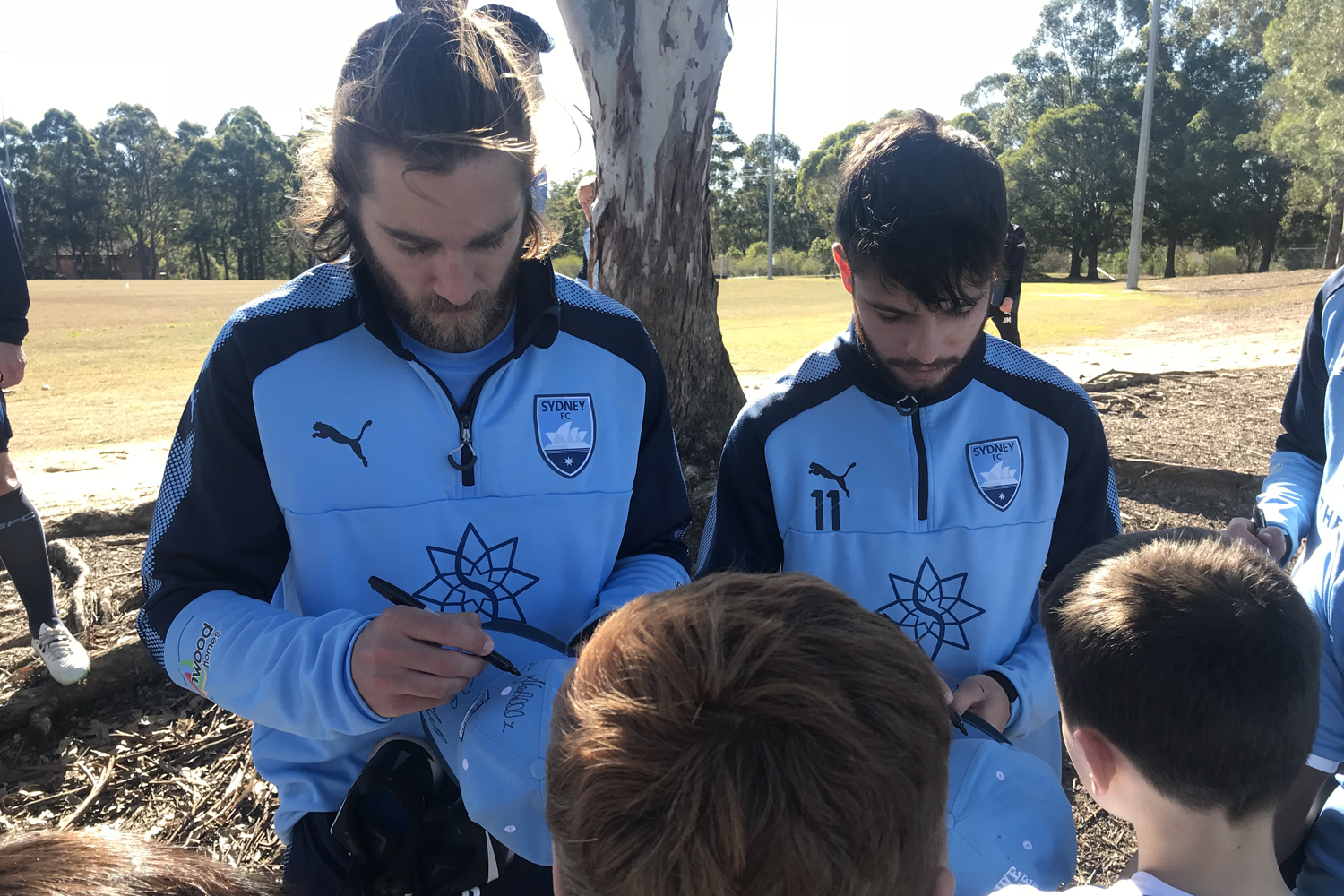De Silva Signs Autographs With Kids